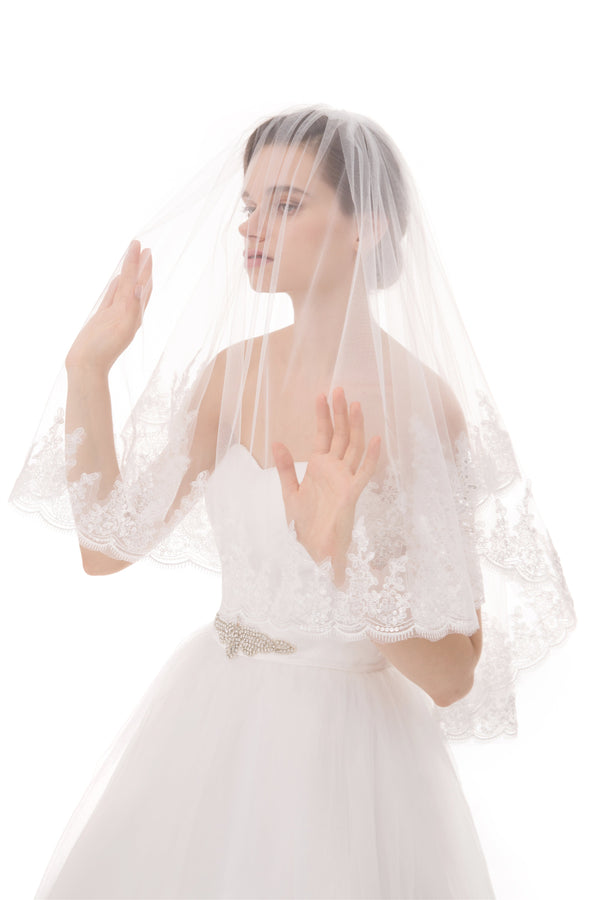Cora Elegant Short Lace Wedding Veil-stylesnuggle